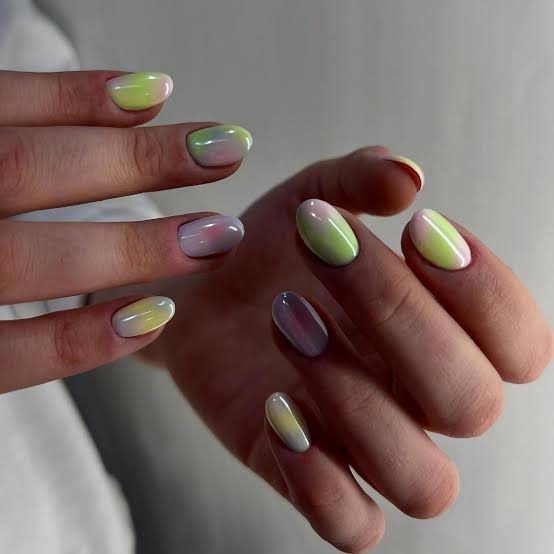 Minimalist White French Tip Short Round Nails, Glossy — Trendy Round Nails
