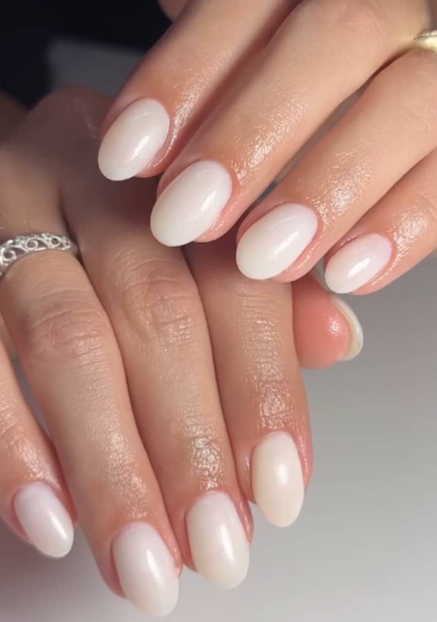 Milky White Soft Opaque Short Round Nails — Trendy Round Nails