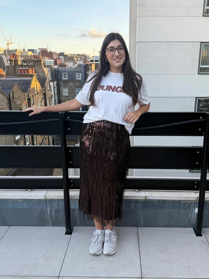 Brown Sequin Midi Skirt with Fringe and Graphic T-shirt Brown Sequin Midi Skirt with Fringe and Graphic T-shirt — Trendy Sequin Skirt Outfit