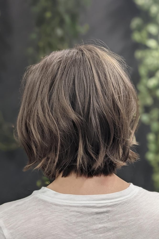 Collarbone Bob With Layered Waves Collarbone Bob With Layered Waves — Trendy Short Bob