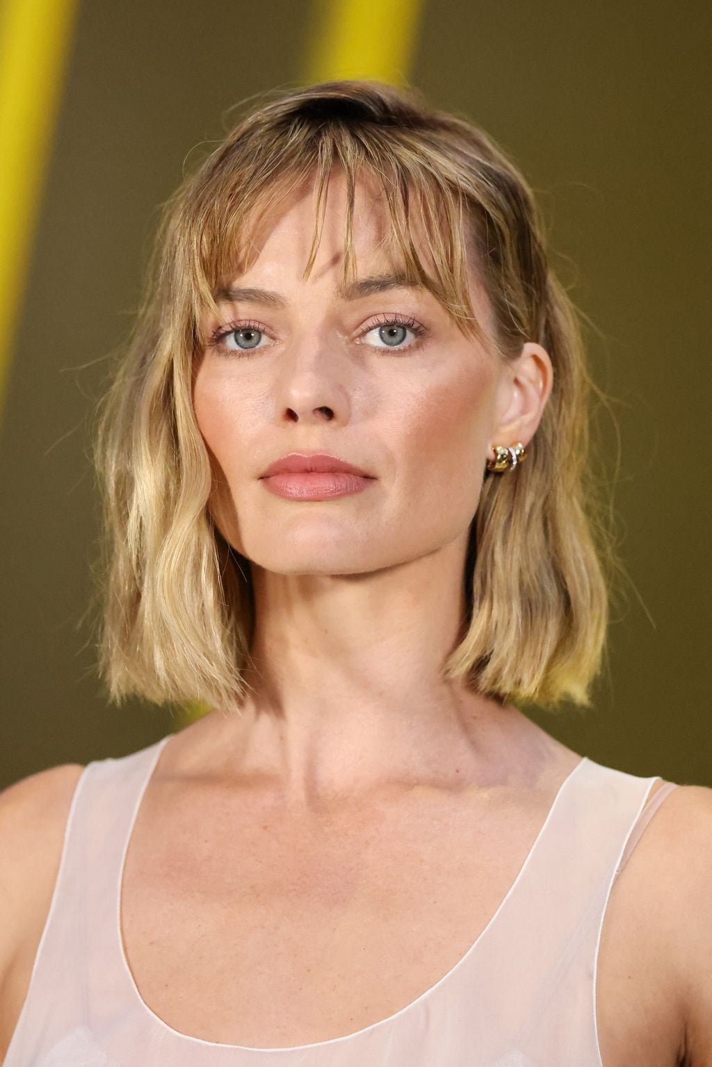 Ash Blonde Bob With Curtain Bangs and Wavy Blowout Ash Blonde Bob With Curtain Bangs and Wavy Blowout — Trendy Short Bob