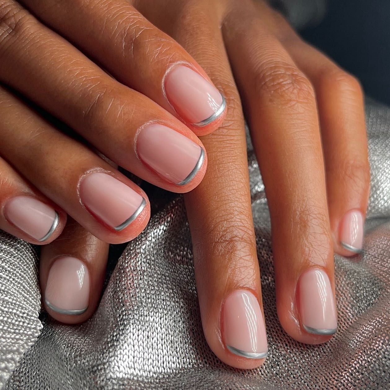 Metallic Silver Line French Short Natural Nails Metallic Silver Line French Short Natural Nails — Trendy Short Gel Nails