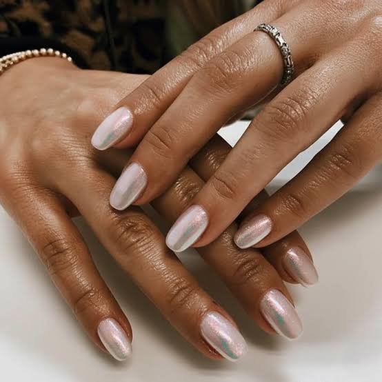 Milky Iridescent Chrome Short Oval Nails Milky Iridescent Chrome Short Oval Nails — Trendy Short Gel Nails