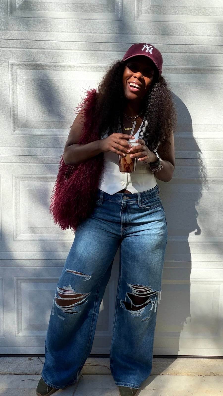 Casual Burgundy Fluffy Bag With Cropped Vest and Wide Leg Jeans Casual Burgundy Fluffy Bag With Cropped Vest and Wide Leg Jeans — Trendy Shoulder Bag Outfits