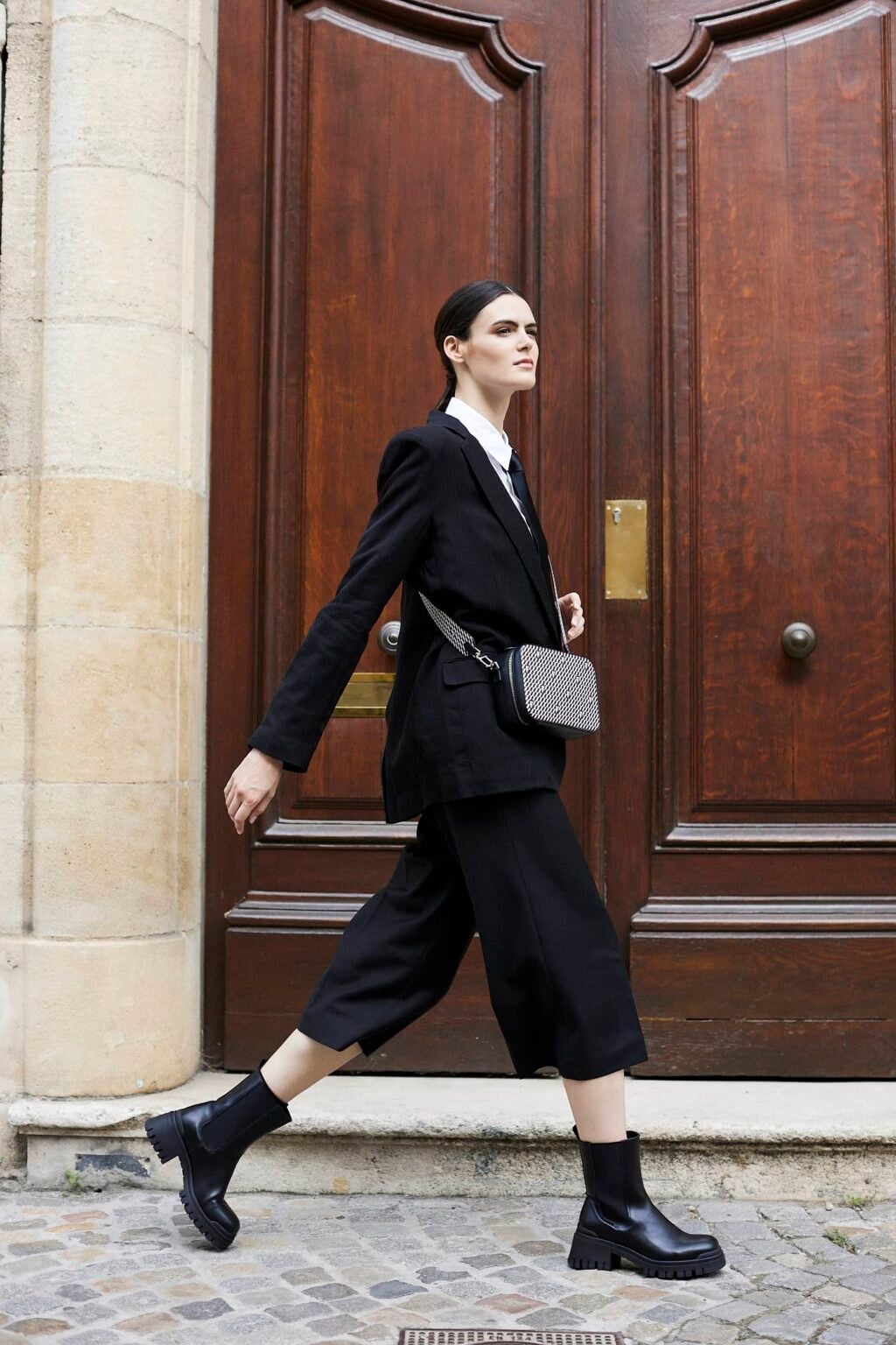 Sharp City Look With A Studded Black Shoulder Bag and Linen Blend Sharp City Look With A Studded Black Shoulder Bag and Linen Blend — Trendy Shoulder Bag Outfits