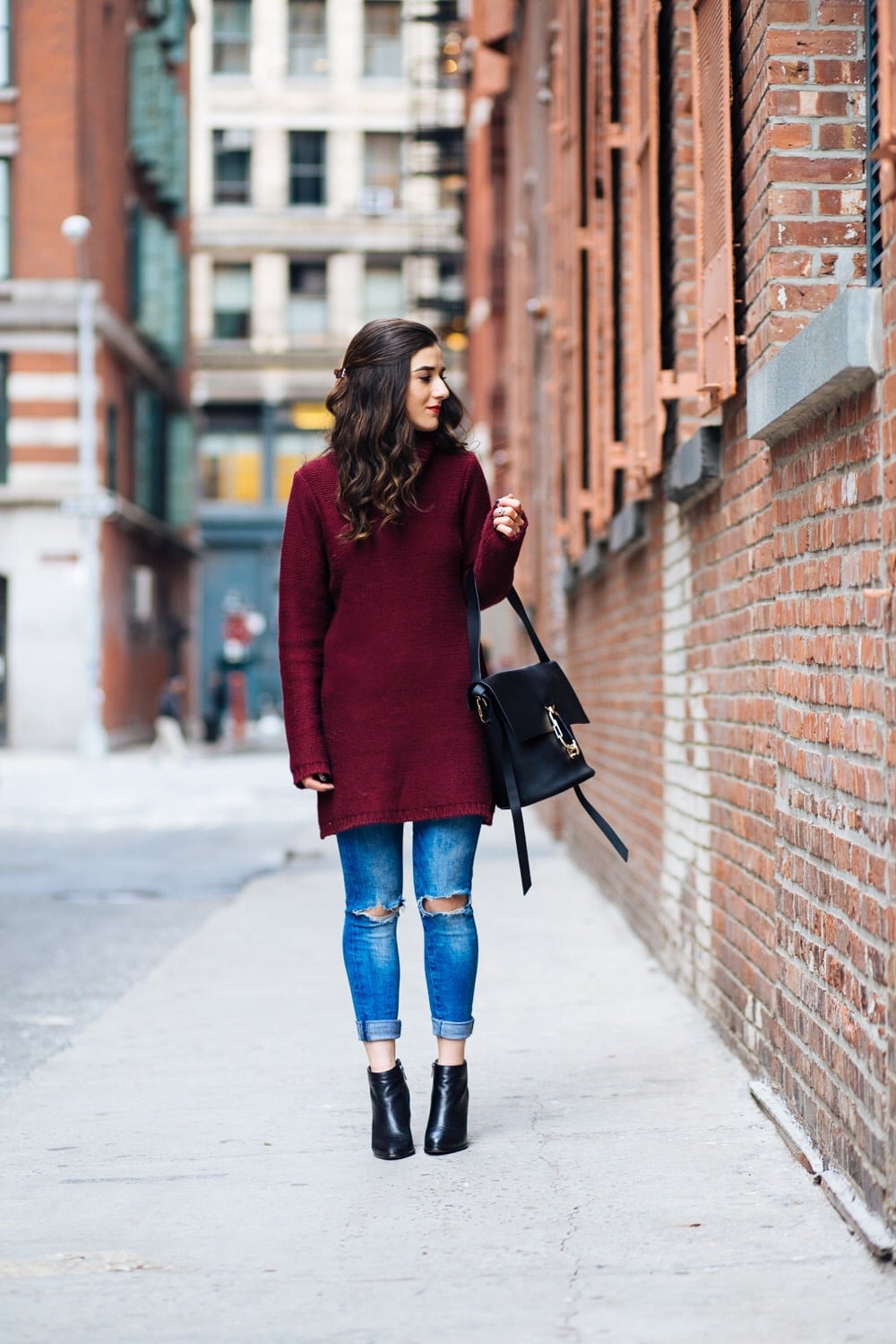 Casual Knit Dress And Skinny Jeans With Black, Office-Safe Version Casual Knit Dress And Skinny Jeans With Black, Office-Safe Version — Trendy Shoulder Bag Outfits