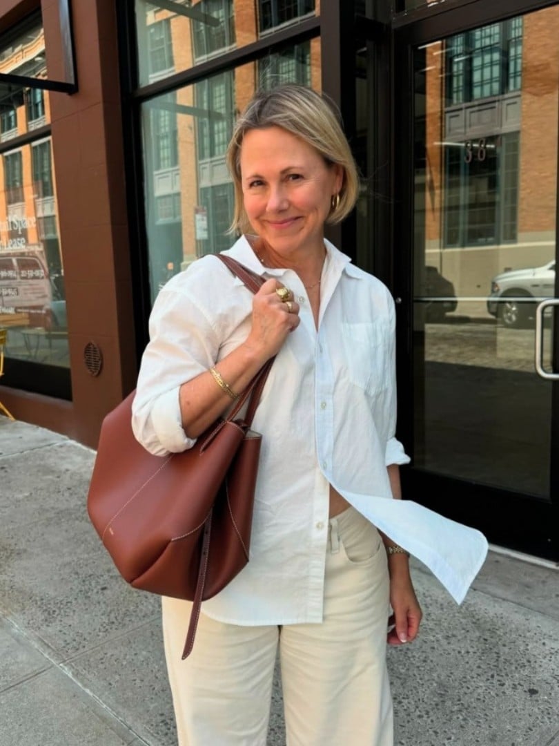 Relaxed Cream Trousers With A Large Brown Tote Bag Relaxed Cream Trousers With A Large Brown Tote Bag — Trendy Shoulder Bag Outfits