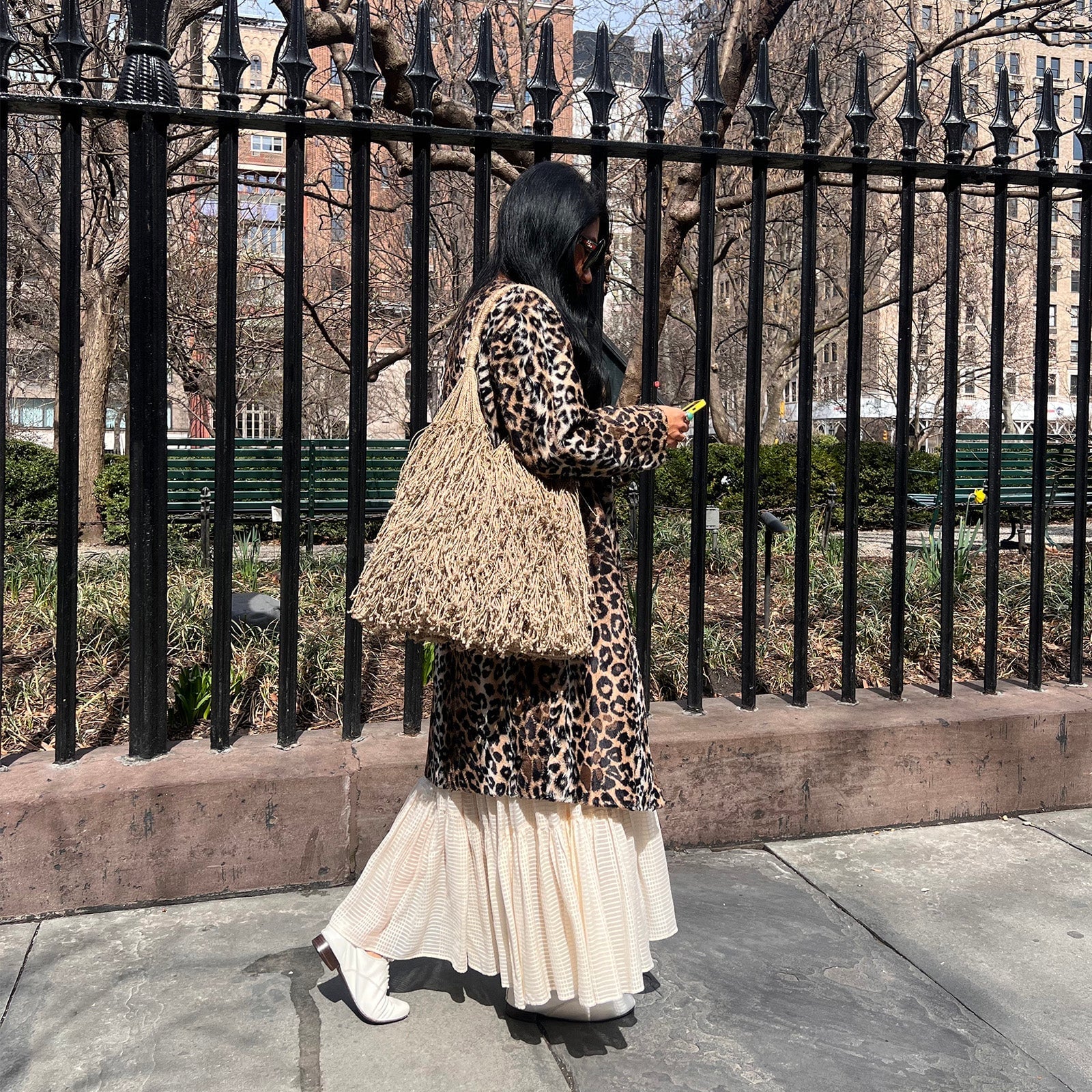 Oversized Woven Bag With Leopard Print Coat Oversized Woven Bag With Leopard Print Coat — Trendy Shoulder Bag Outfits