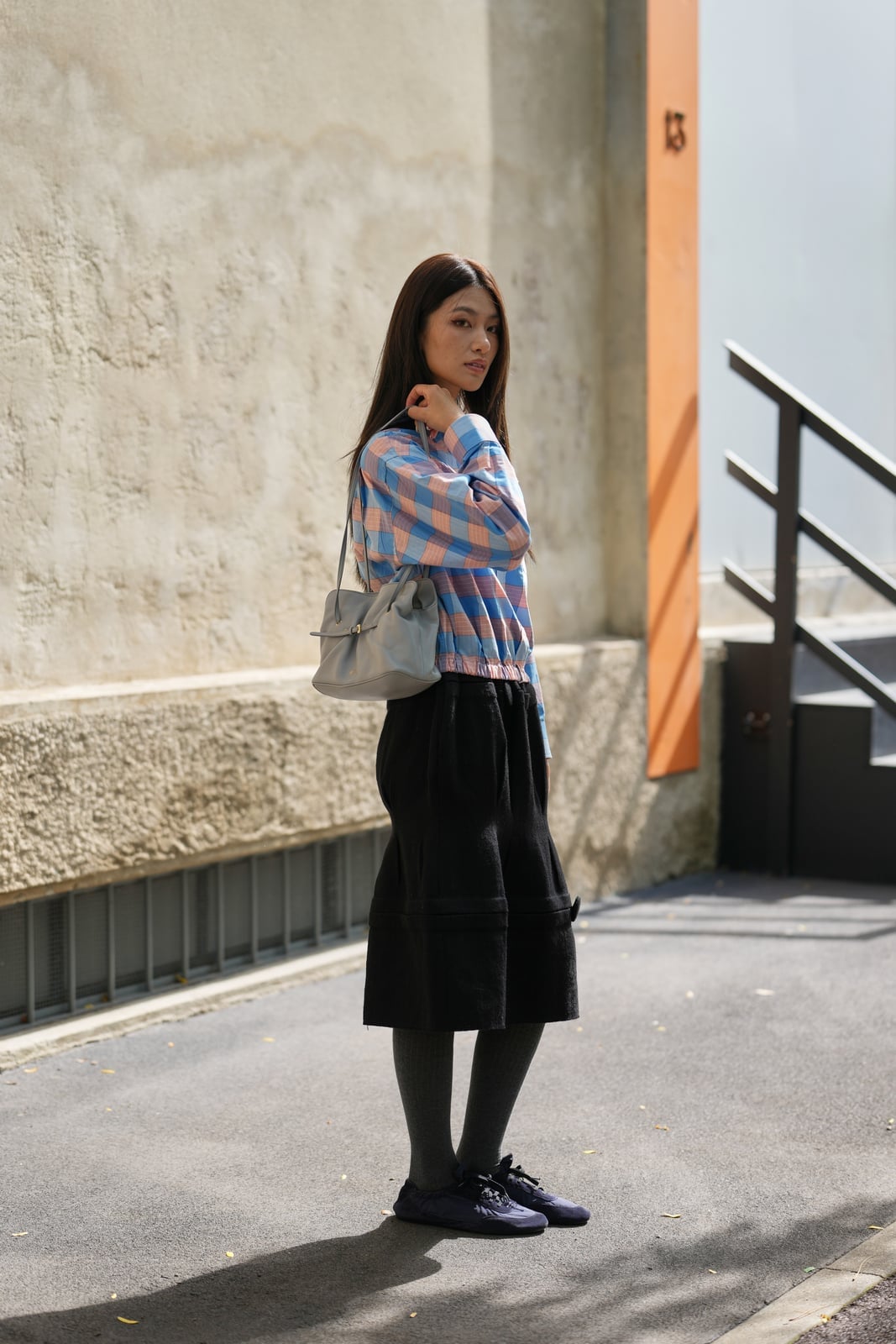 Casual Trendy Gray Bag With Plaid Shirt Casual Trendy Gray Bag With Plaid Shirt — Trendy Shoulder Bag Outfits