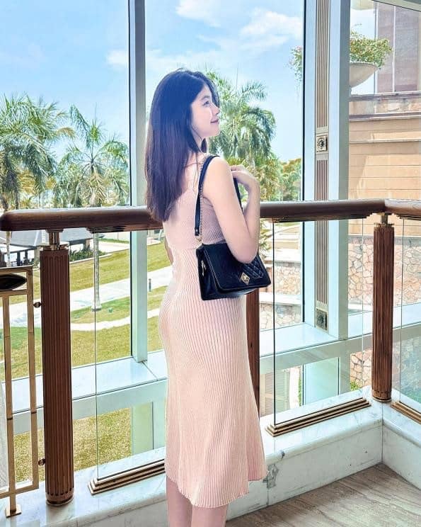Elegant Evening Look With A Black Quilted Bag Elegant Evening Look With A Black Quilted Bag — Trendy Shoulder Bag Outfits