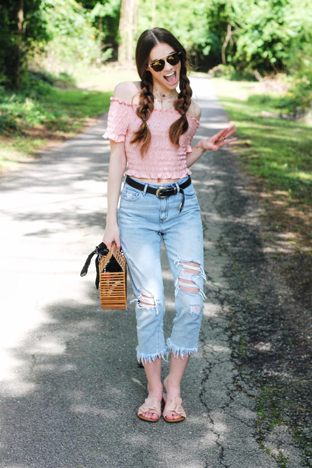 Casual Pink Top With Bamboo Top Handle Bag Casual Pink Top With Bamboo Top Handle Bag — Trendy Shoulder Bag Outfits