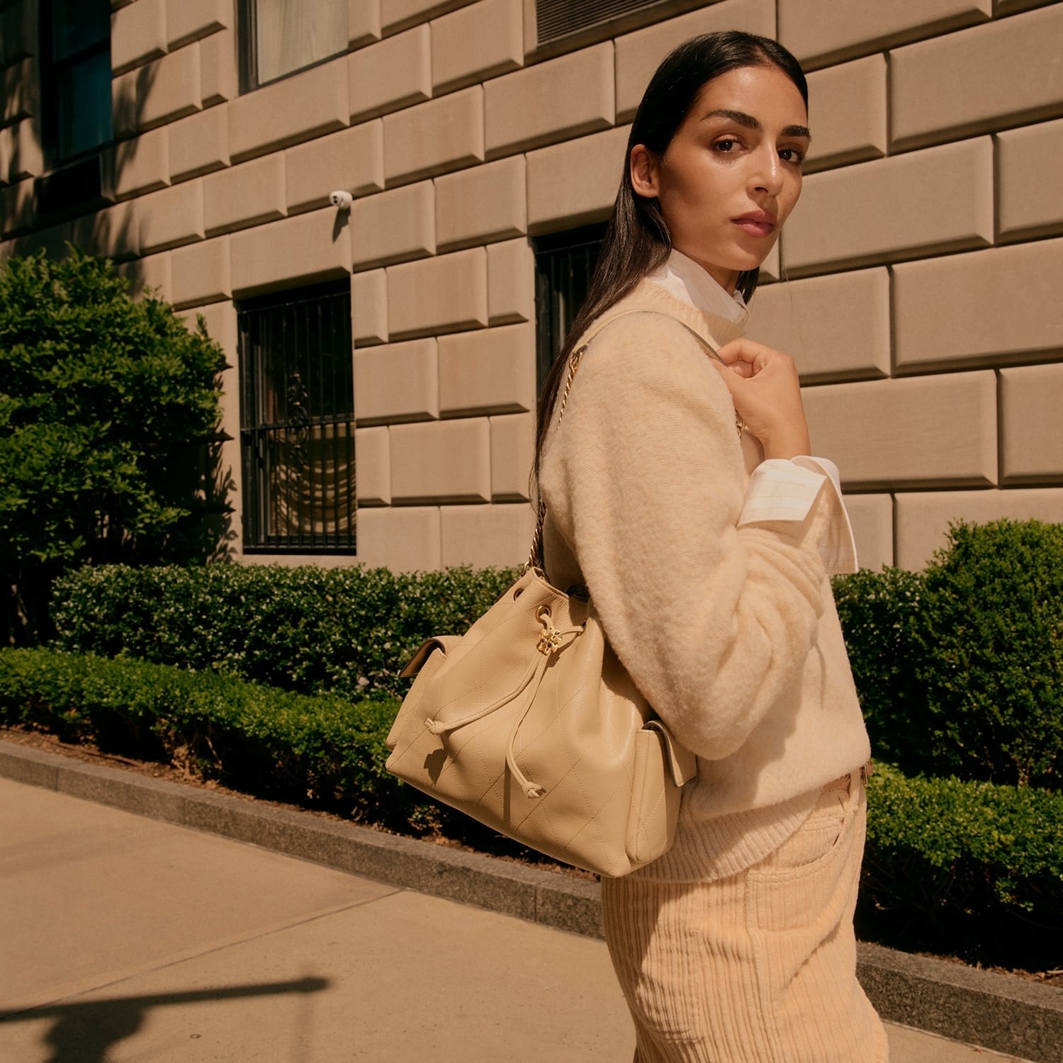 Elegant Smart Casual With Cream Drawstring Bag and Relaxed Fit Sweater Elegant Smart Casual With Cream Drawstring Bag and Relaxed Fit Sweater — Trendy Shoulder Bag Outfits