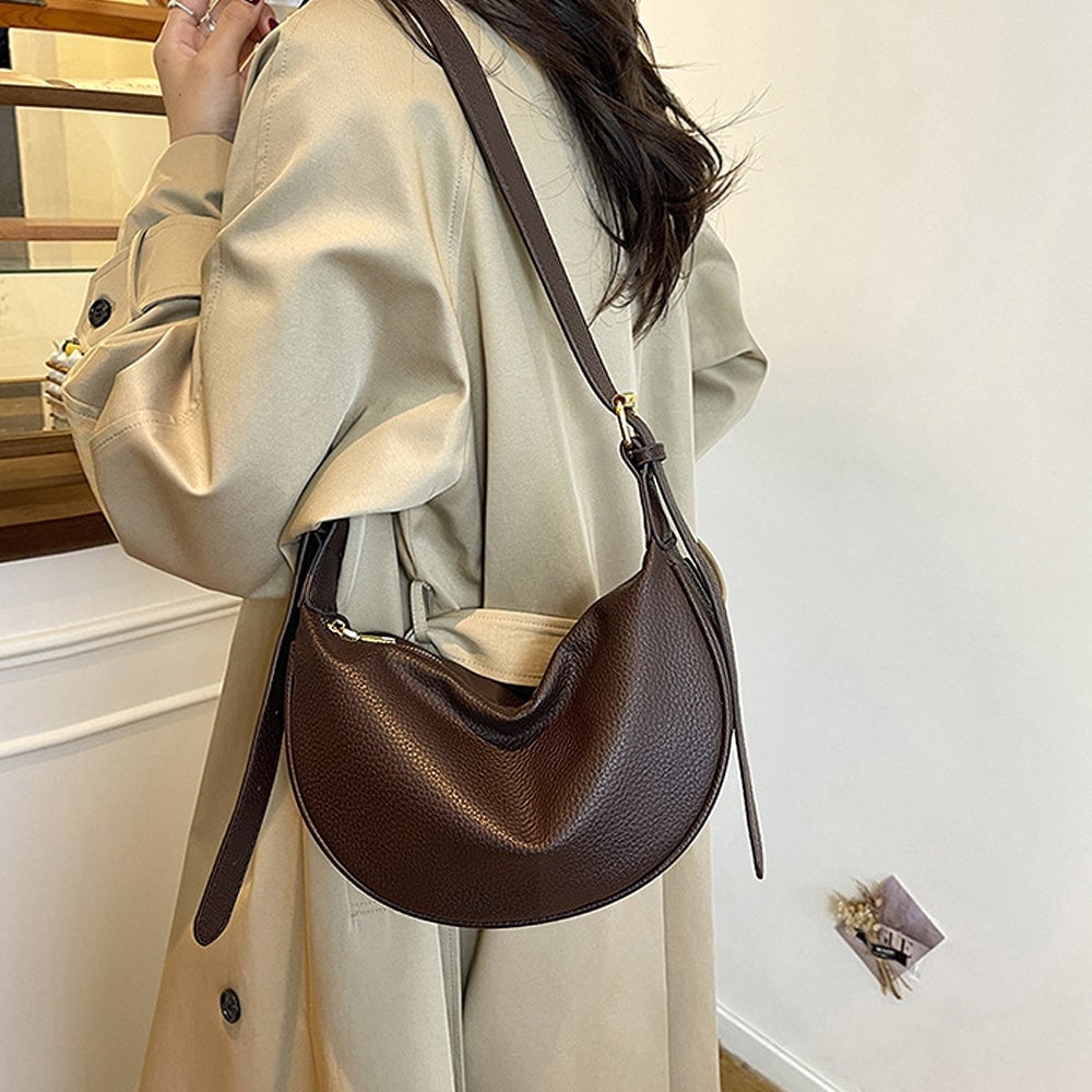 Casual Trench Coat With Slouchy Brown Leather Bag, Office-Safe Version Casual Trench Coat With Slouchy Brown Leather Bag, Office-Safe Version — Trendy Shoulder Bag Outfits