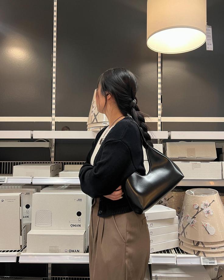 Casual Black Cardigan With Black Leather Shoulder Bag Casual Black Cardigan With Black Leather Shoulder Bag — Trendy Shoulder Bag Outfits