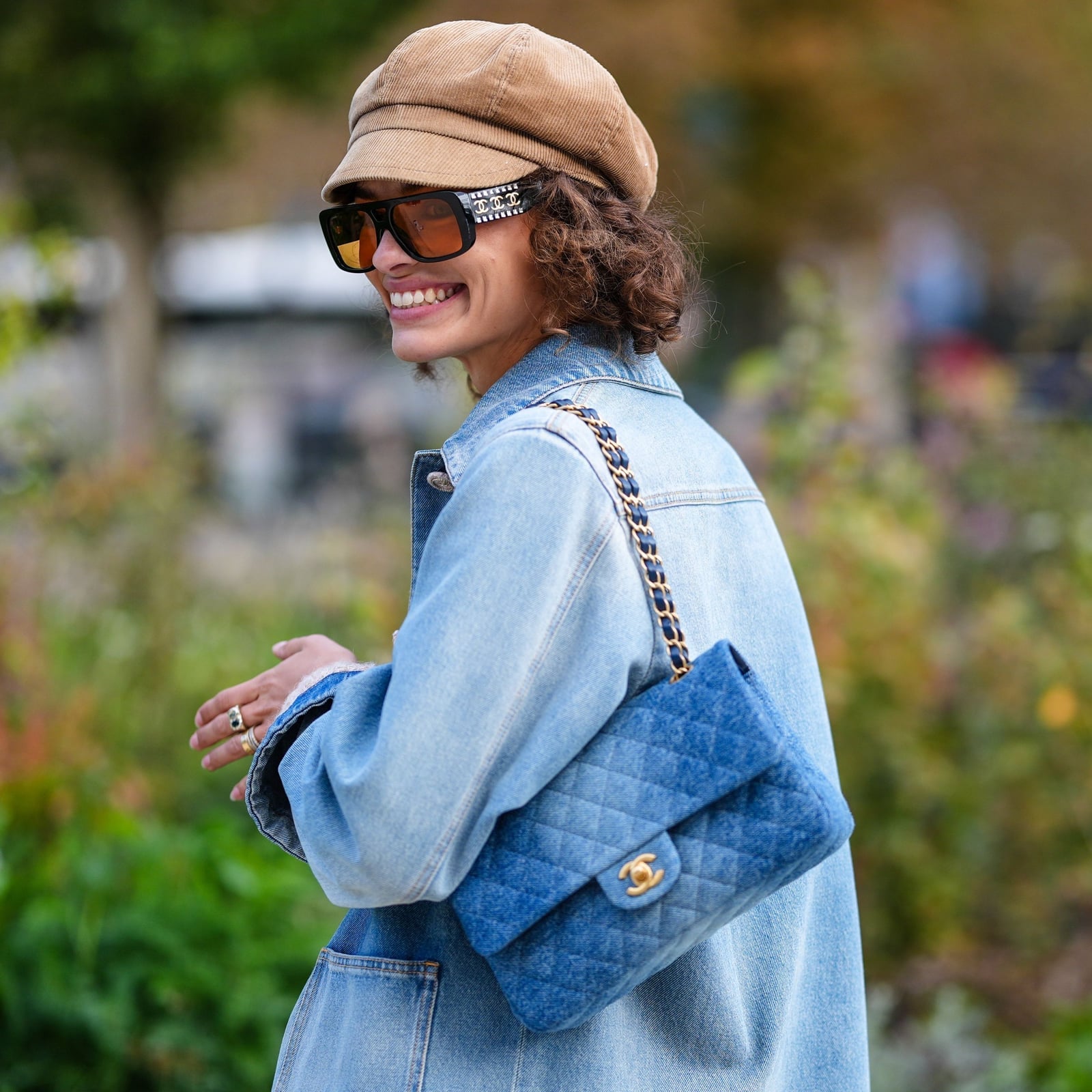Casual Trendy Denim Ensemble With A Quilted Blue Bag Casual Trendy Denim Ensemble With A Quilted Blue Bag — Trendy Shoulder Bag Outfits