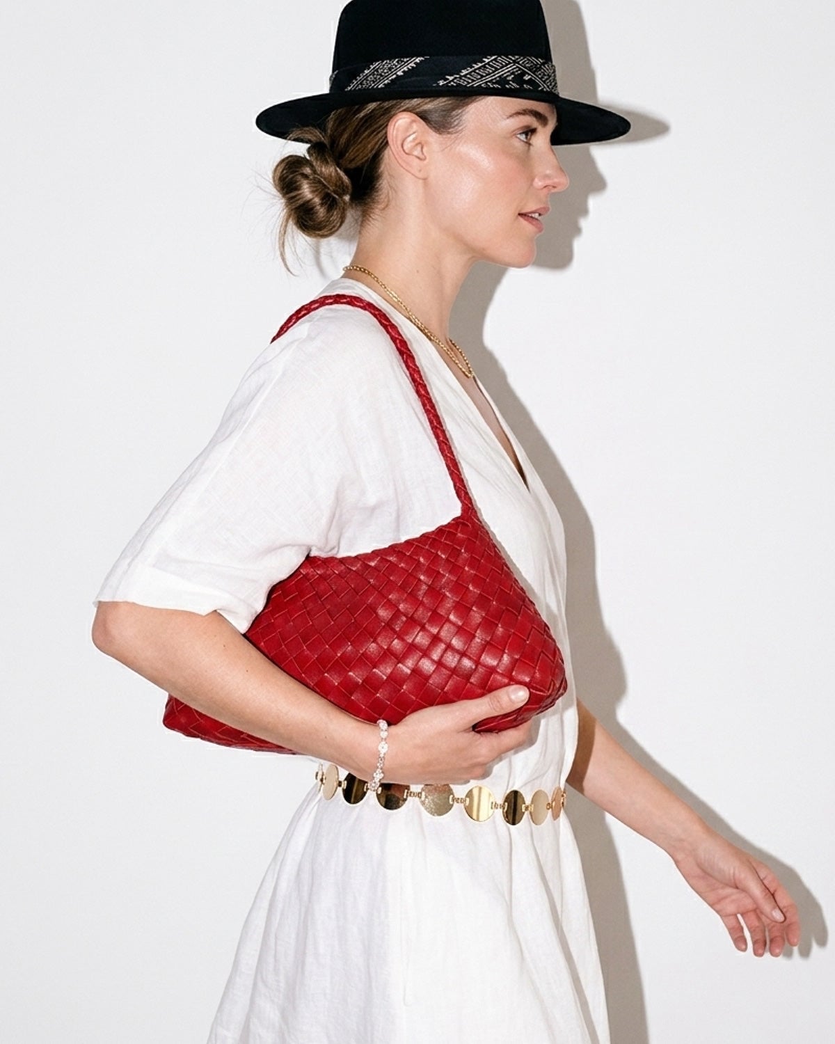 White Linen Dress And Red Woven Bag For Daytime White Linen Dress And Red Woven Bag For Daytime — Trendy Shoulder Bag Outfits