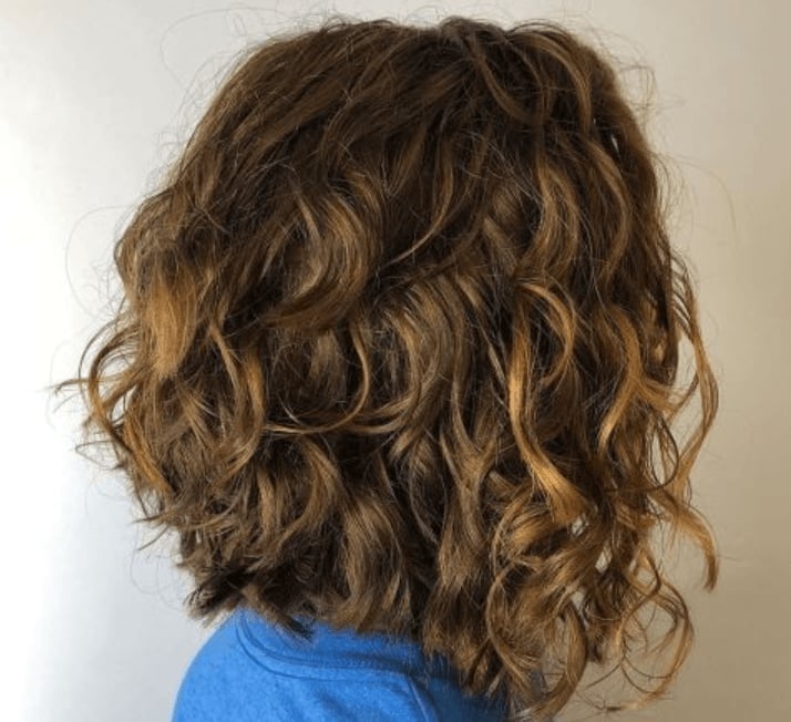 Collarbone Wavy Hair With Blonde Highlights — Trendy Shoulder Length Curly Hair