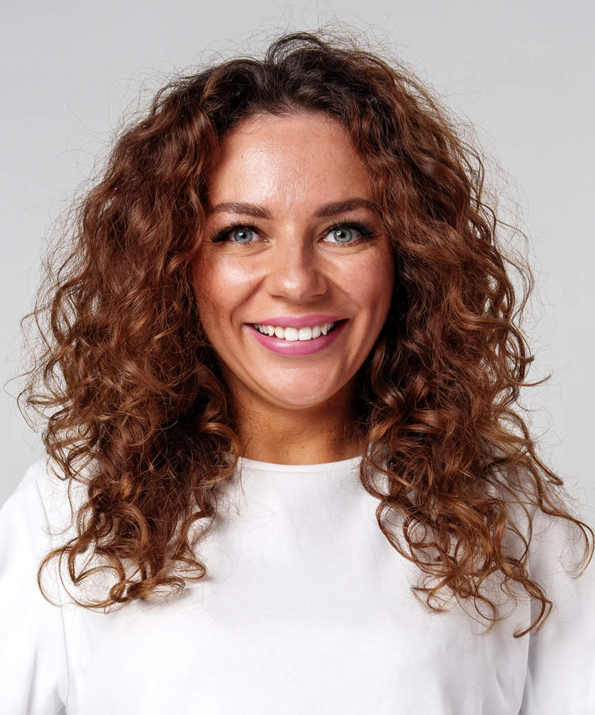 Fine Wavy Hair With Honey Blonde Soft Waves — Trendy Shoulder Length Curly Hair