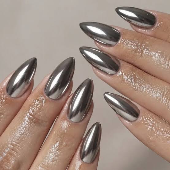 Long Sharp Nails With Mirror Silver Chrome Long Sharp Nails With Mirror Silver Chrome — Trendy Silver Chrome Nails