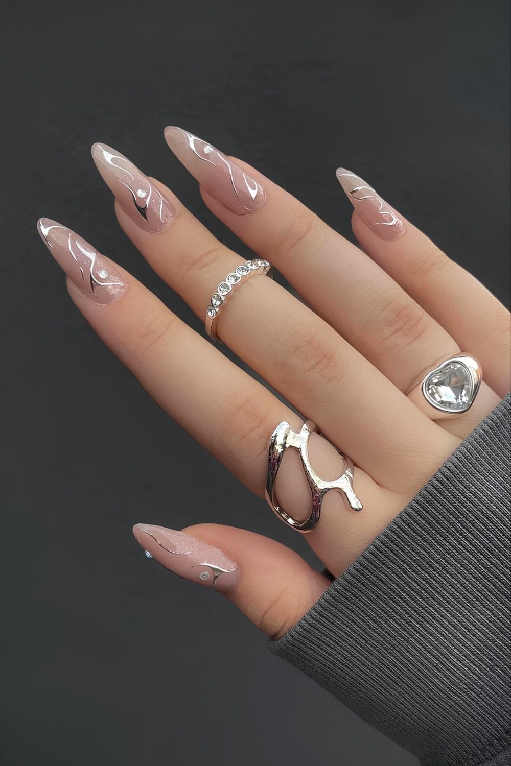 Very Long Stiletto Nails With Silver Line Art Very Long Stiletto Nails With Silver Line Art — Trendy Silver Chrome Nails