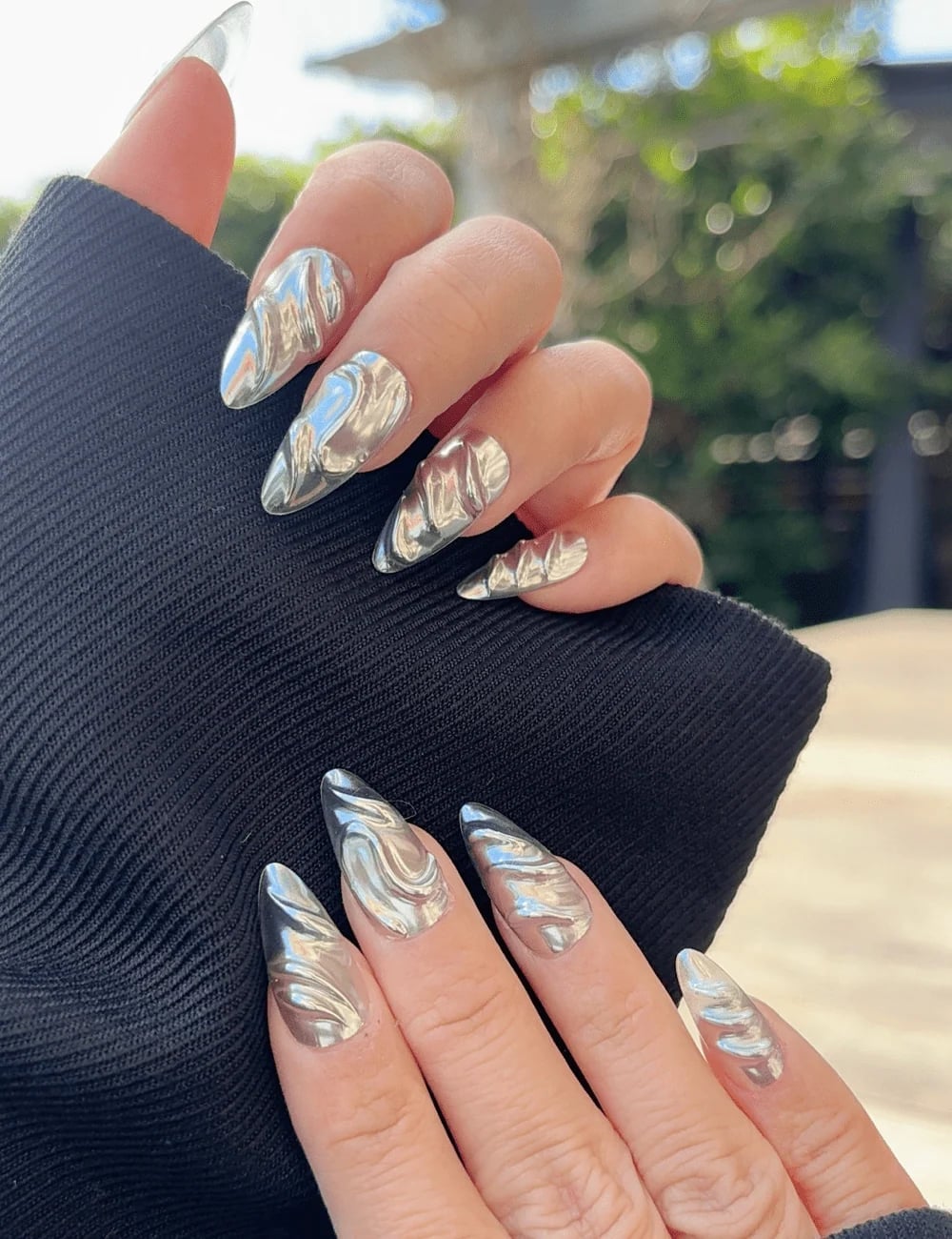 Medium Stiletto Nails With Liquid Metal Swirls Medium Stiletto Nails With Liquid Metal Swirls — Trendy Silver Chrome Nails