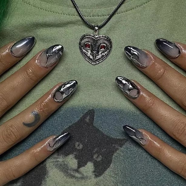 Medium Almond Nails With Gray Ombre and Chrome Accents Medium Almond Nails With Gray Ombre and Chrome Accents — Trendy Silver Chrome Nails