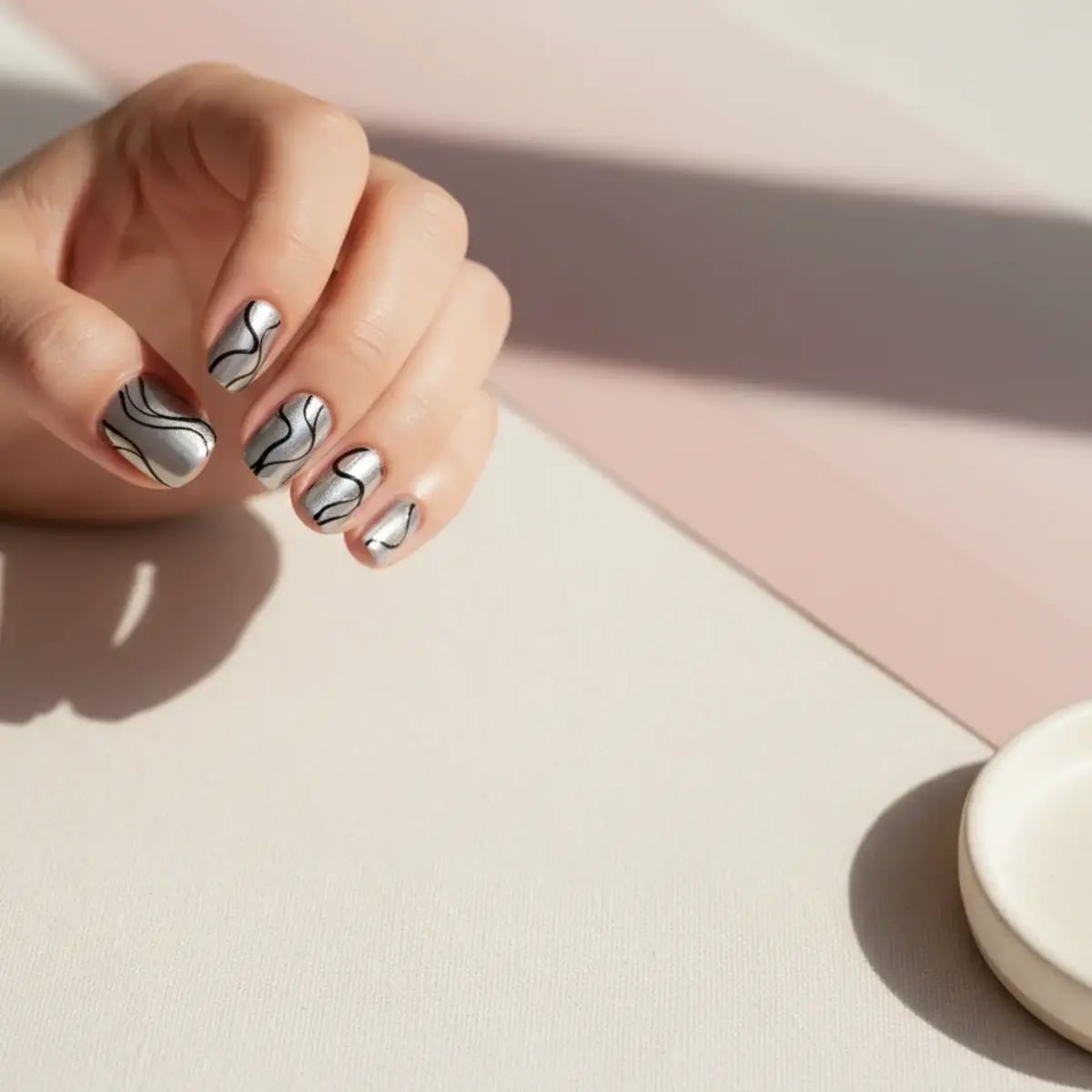 Medium Almond Nails With Abstract Silver Lines Medium Almond Nails With Abstract Silver Lines — Trendy Silver Chrome Nails