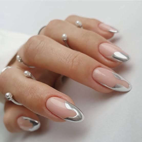 Medium Almond Nails With Silver Chrome French Tips Medium Almond Nails With Silver Chrome French Tips — Trendy Silver Chrome Nails