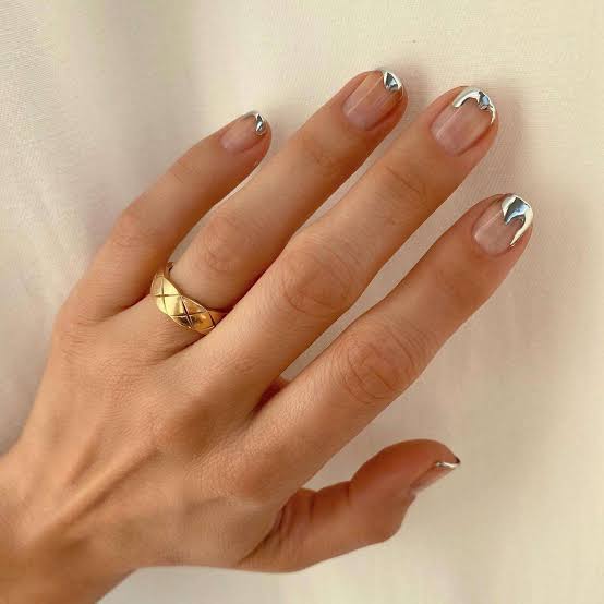 Medium Almond Nails With Wavy Silver Chrome French Tips, Close-Up Take Medium Almond Nails With Wavy Silver Chrome French Tips, Close-Up Take — Trendy Silver Chrome Nails