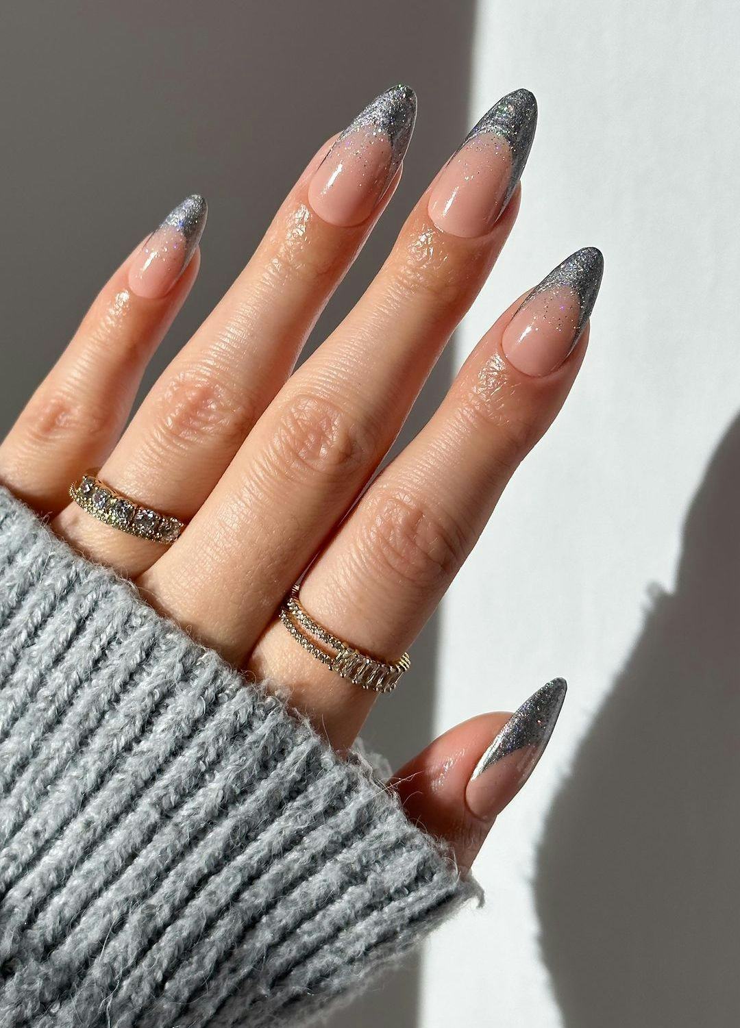 Medium Almond Nails With Silver French Manicure and нюдовая база Medium Almond Nails With Silver French Manicure and нюдовая база — Trendy Silver Chrome Nails
