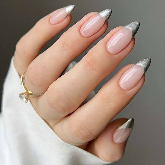 Medium Oval Nails With Clear Pink Base and Silver Chrome Tips Medium Oval Nails With Clear Pink Base and Silver Chrome Tips — Trendy Silver Chrome Nails