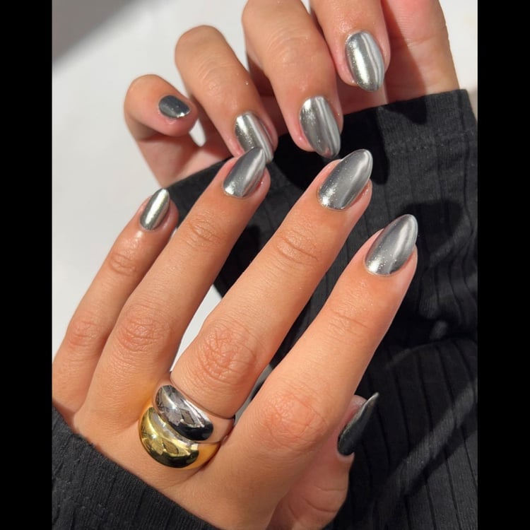 Short Oval and Square Nails With Silver Chrome Short Oval and Square Nails With Silver Chrome — Trendy Silver Chrome Nails