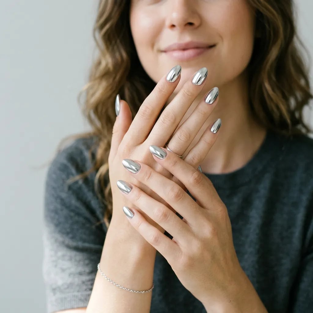 Medium Oval Nails With Mirror Silver Chrome Medium Oval Nails With Mirror Silver Chrome — Trendy Silver Chrome Nails