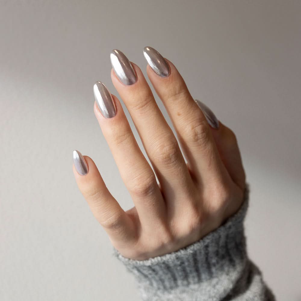 Short Oval Nails With High-Shine Silver Chrome Short Oval Nails With High-Shine Silver Chrome — Trendy Silver Chrome Nails