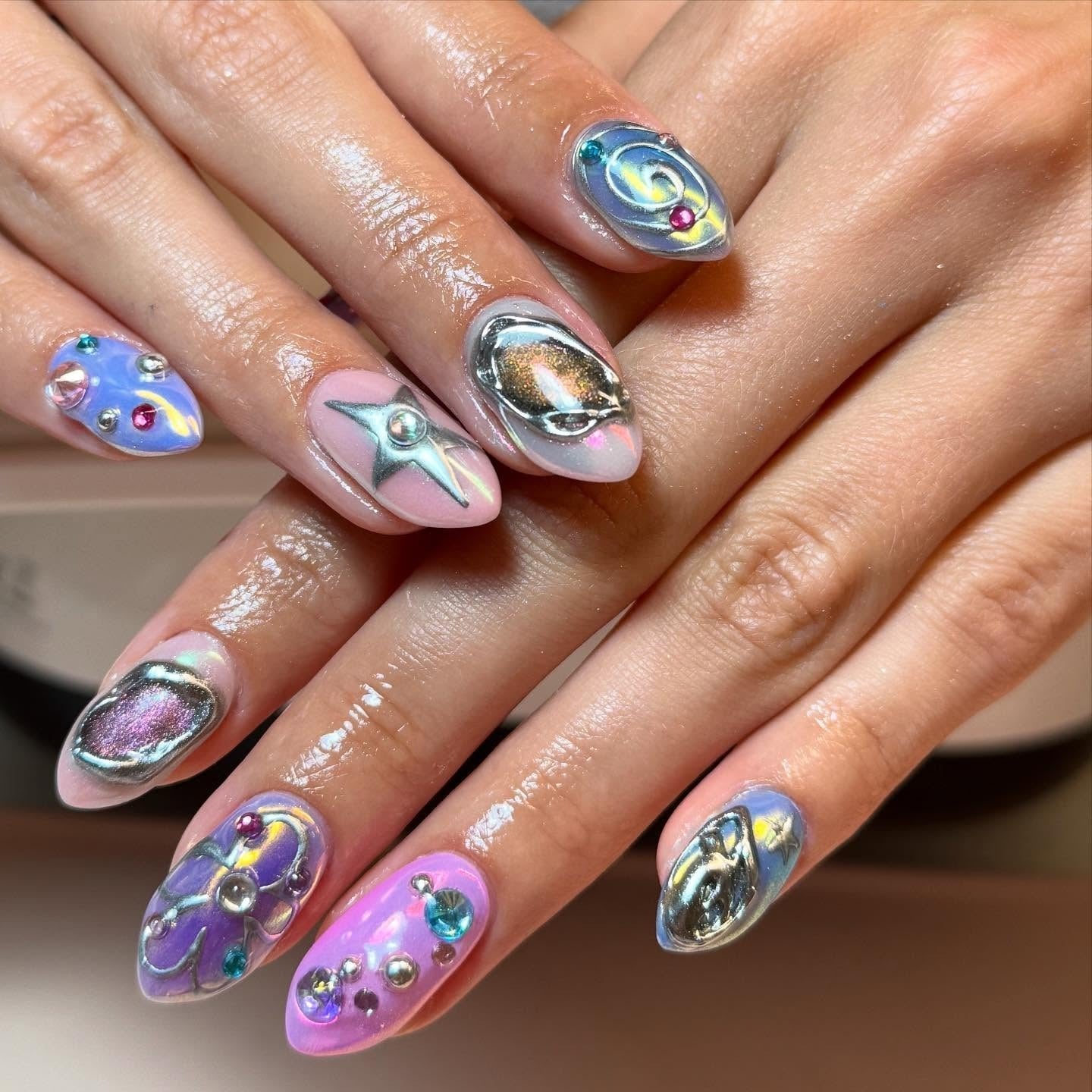 Medium Oval Nails With Iridescent Chrome Shifts Medium Oval Nails With Iridescent Chrome Shifts — Trendy Silver Chrome Nails