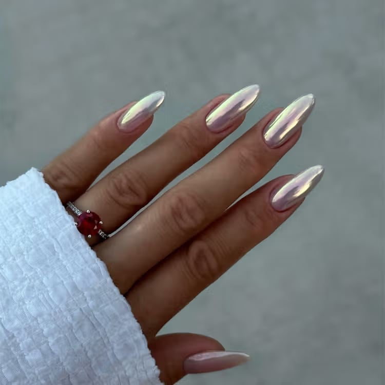 Medium Almond Nails With Iridescent Chrome Finish Medium Almond Nails With Iridescent Chrome Finish — Trendy Silver Chrome Nails