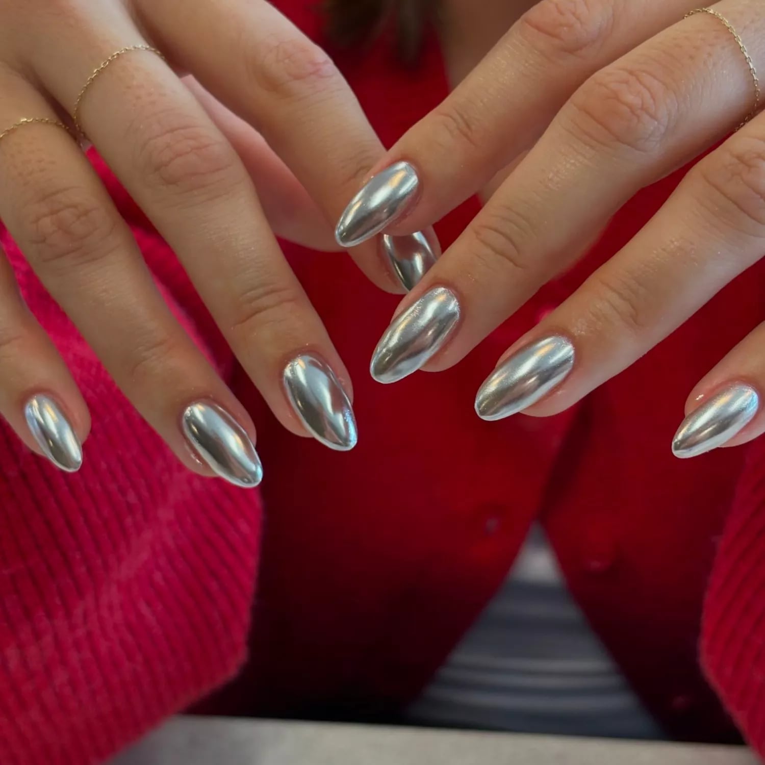 Medium Almond Nails With Mirror Silver Chrome Medium Almond Nails With Mirror Silver Chrome — Trendy Silver Chrome Nails