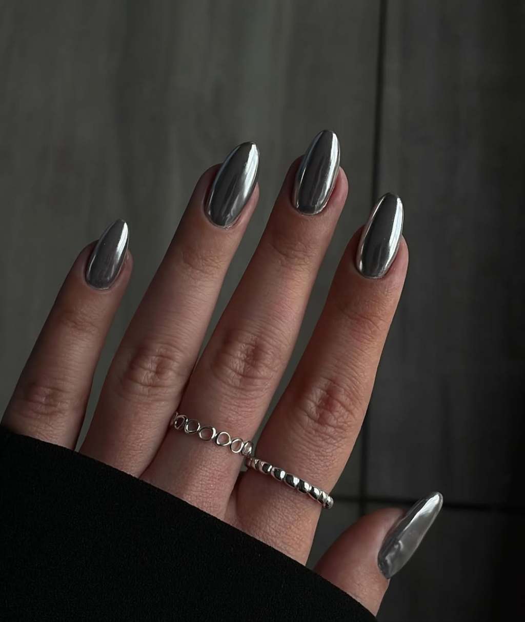Medium Almond Nails With Mirror Silver Chrome and Full Nail Coverage Medium Almond Nails With Mirror Silver Chrome and Full Nail Coverage — Trendy Silver Chrome Nails