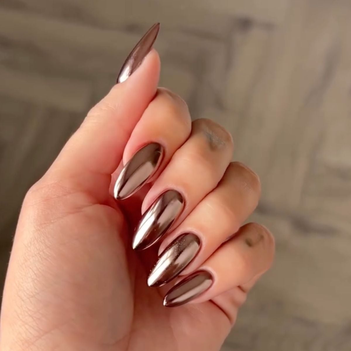 Long Stiletto Nails With Mirror Silver Chrome Long Stiletto Nails With Mirror Silver Chrome — Trendy Silver Chrome Nails