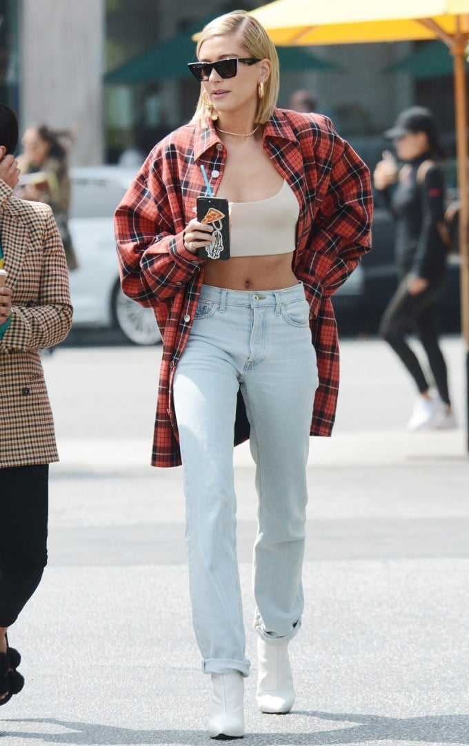 Baggy Jeans with Cropped Top and Plaid Overshirt Baggy Jeans with Cropped Top and Plaid Overshirt — Trendy Skater Outfits