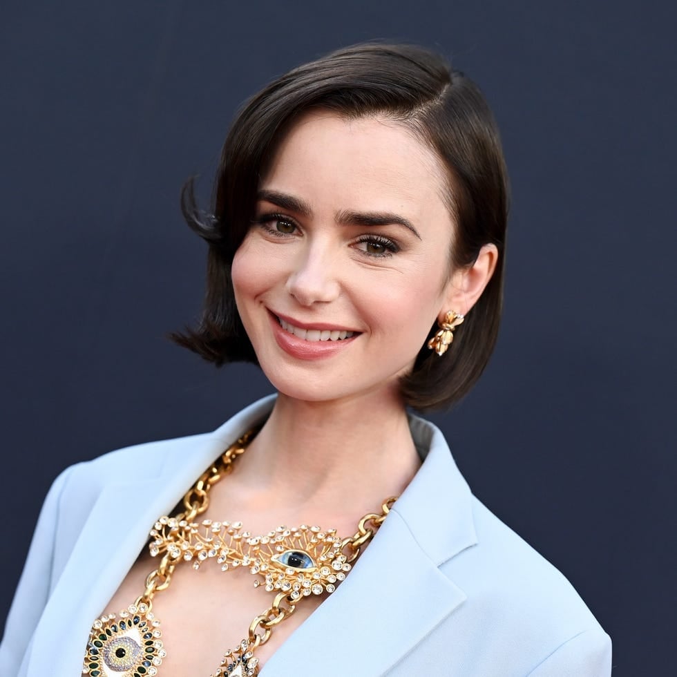 Dark Brown Bob With Side-Swept Bangs and The Length Ends At The Chin Dark Brown Bob With Side-Swept Bangs and The Length Ends At The Chin — Trendy Sleek Hairstyles