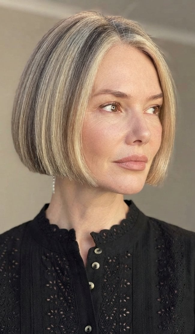 Chin Bob Blonde With Face-Framing Highlights Chin Bob Blonde With Face-Framing Highlights — Trendy Sleek Hairstyles