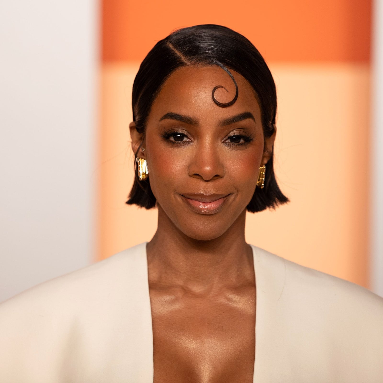 Black Chin Bob High Shine Side Profile Black Chin Bob High Shine Side Profile — Trendy Sleek Hairstyles