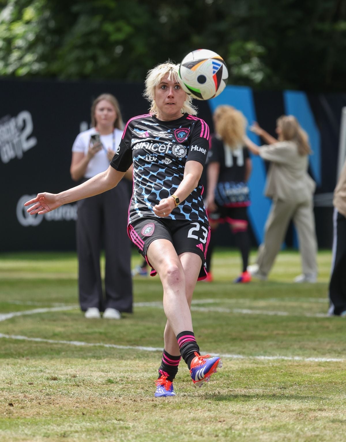 Collarbone Shag With Curtain Bangs Collarbone Shag With Curtain Bangs — Trendy Soccer Hair