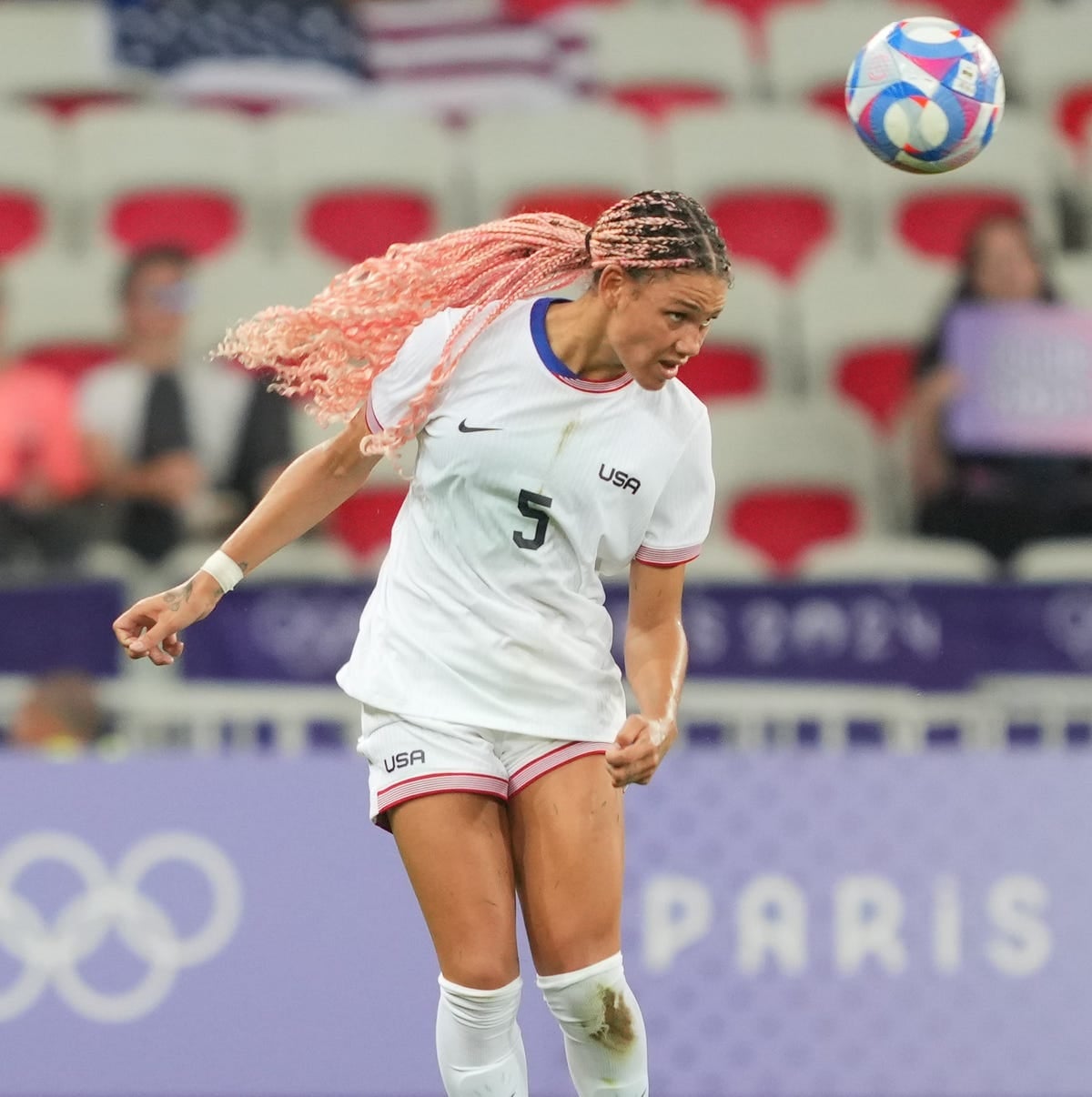 Blonde Wavy Collarbone Layers With Curtain Bangs Blonde Wavy Collarbone Layers With Curtain Bangs — Trendy Soccer Hair