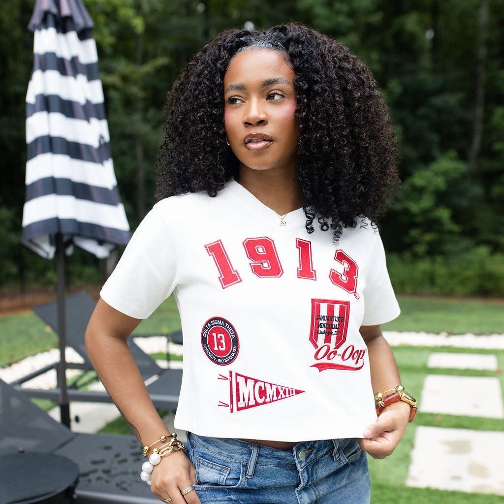 Graphic Print Cropped Tee and Denim With A Casual Outdoor Setting Graphic Print Cropped Tee and Denim With A Casual Outdoor Setting — Trendy Sorority Outfits