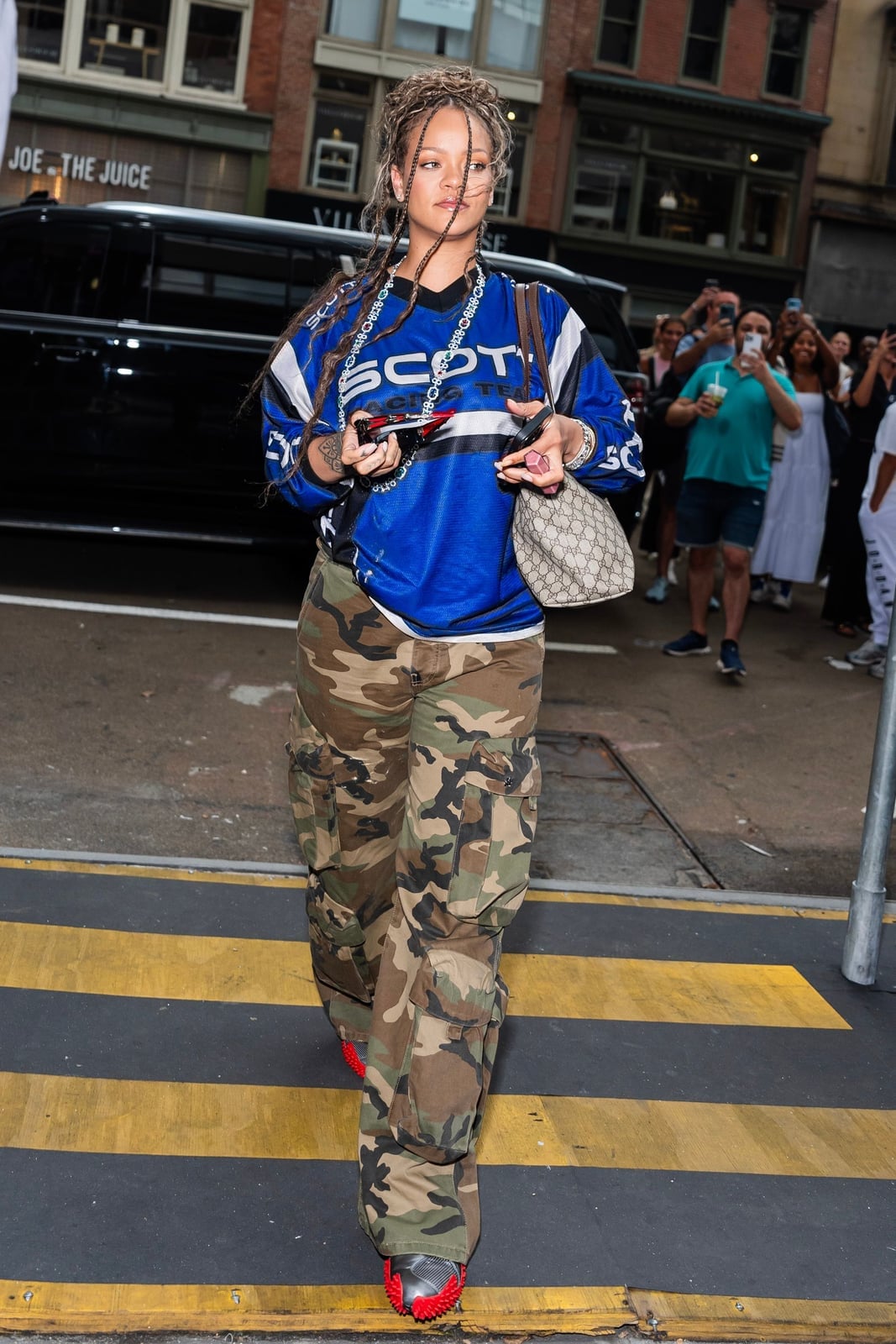 Oversized Jersey With Camouflage Cargo Pants — Trendy Sporty Outfits
