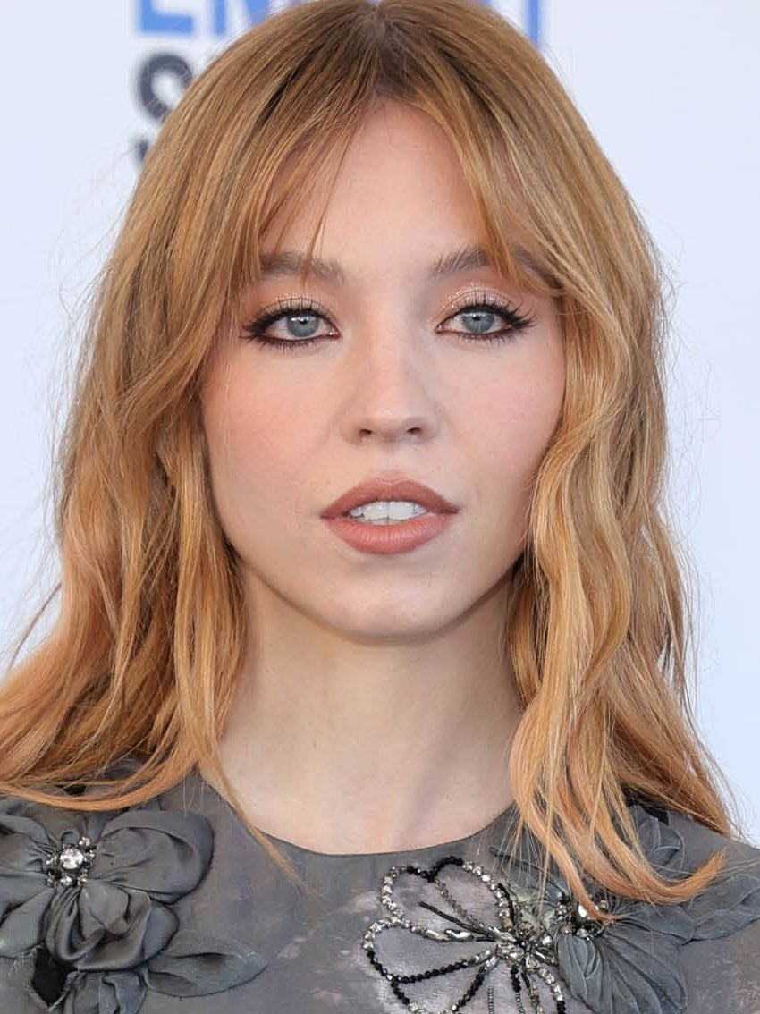 Collarbone Length Strawberry Blonde With Face-Framing Layers — Trendy Strawberry Blonde