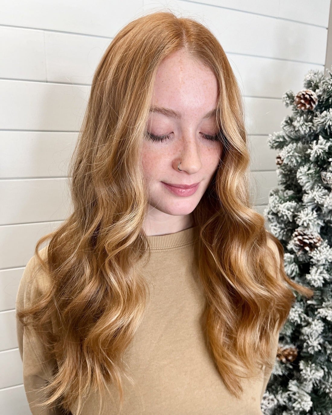 Collarbone Strawberry Blonde With Face-Framing Layers, Close-Up Take — Trendy Strawberry Blonde
