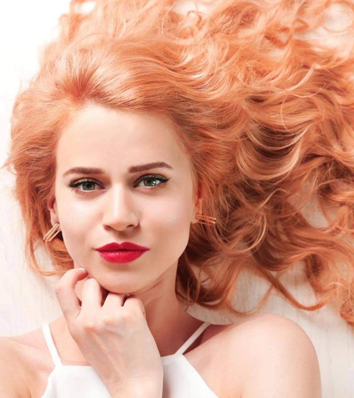 Mid-Back Strawberry Blonde With Curtain Bangs and Wavy Blowout — Trendy Strawberry Blonde